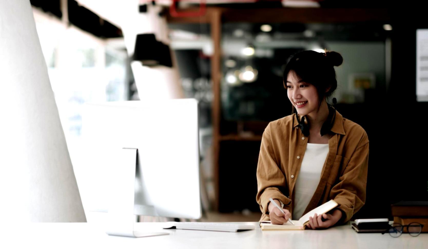 Budgetplanungsworkshop mit Teilnehmern bei der Analyse von Finanzberichten