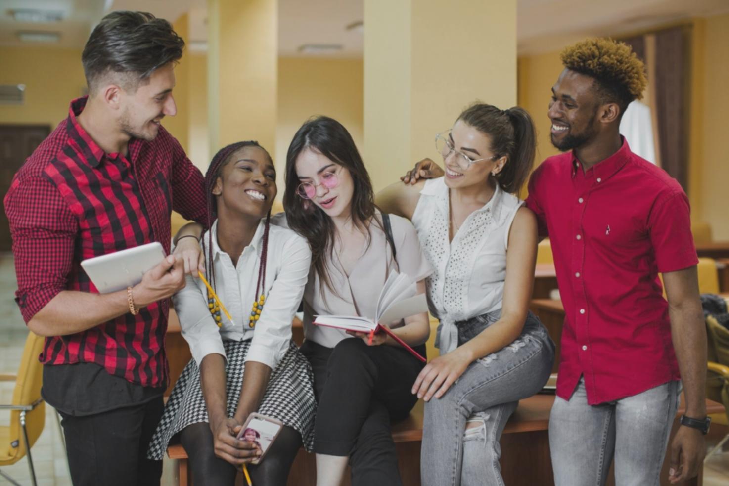 Digitale Budgetanalyse auf Laptop-Bildschirm mit Diagrammen und Tabellen